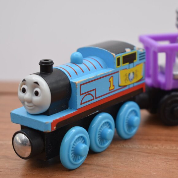 Thomas Castle Delivery Royal Crest Thomas Thomas & Friends Wooden Railway Trains - Picture 3 of 7